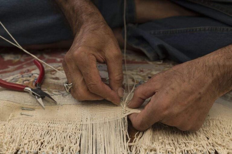 TEPPICHREINIGUNG und Reparatur service. Hier werden neu Fransen geknüpft