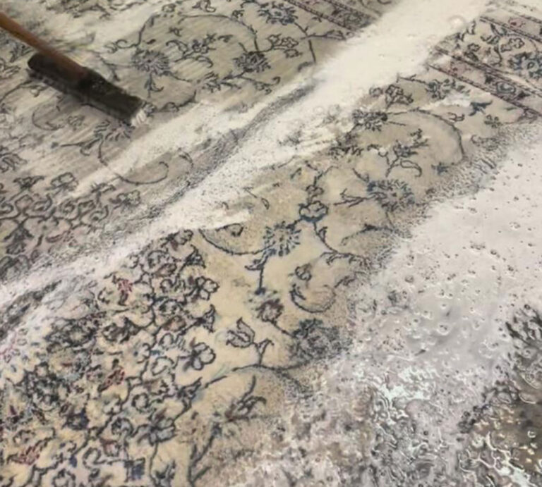 weißer Teppich wird gewaschen