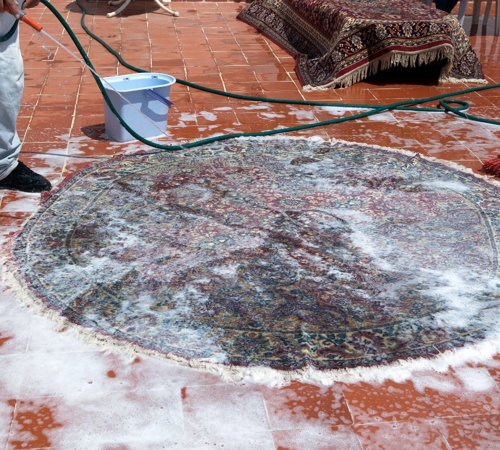 Ein Orientteppich wird gewaschen.